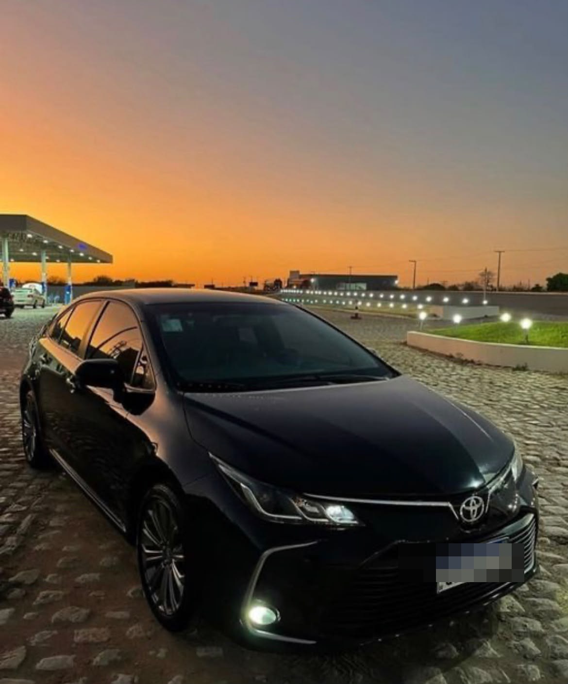 Corolla executivo ao pôr do sol em São Paulo