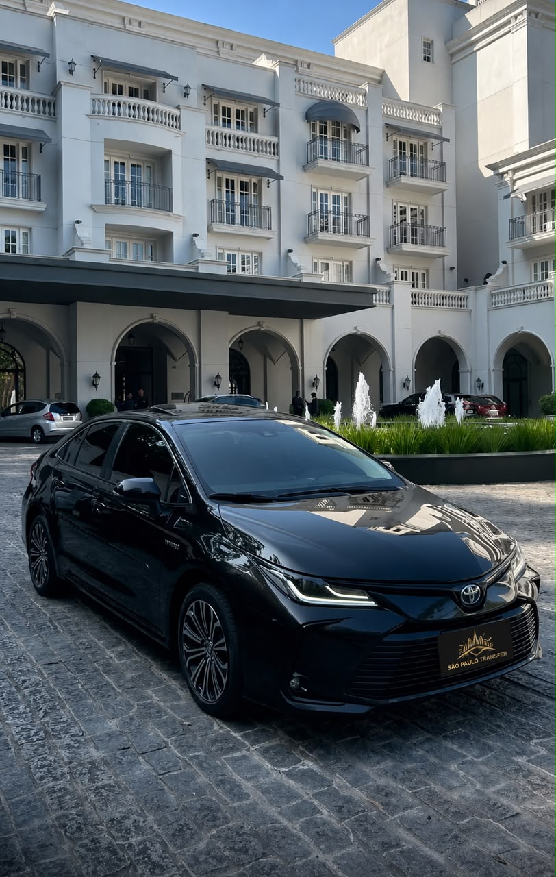 Sedã Toyota Corolla Premium preto em estúdio