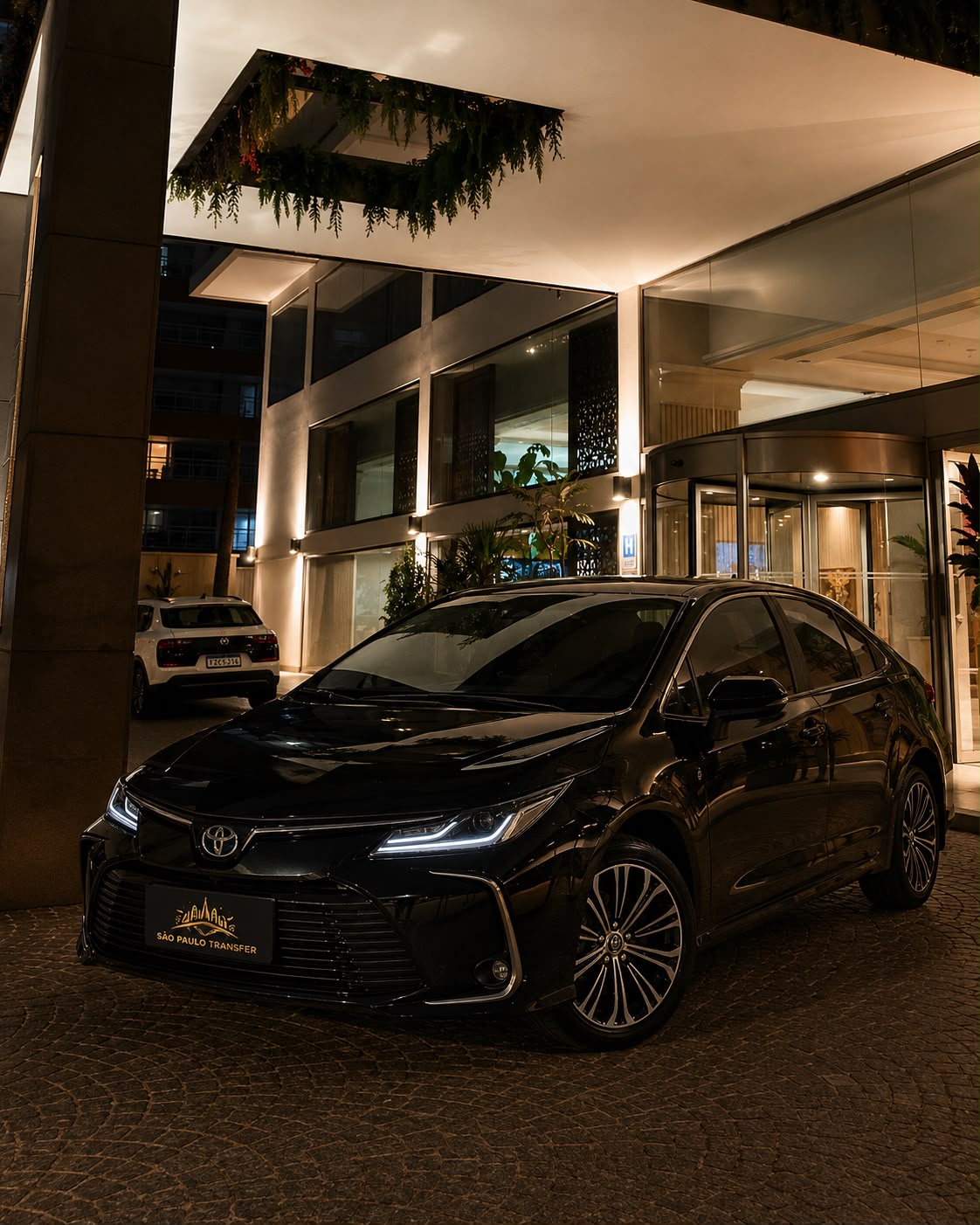 Sedã Toyota Corolla Premium preto em frente a hotel de luxo em São Paulo